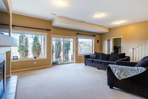 1623 Sunrise Road, Kelowna, BC - Indoor Photo Showing Living Room