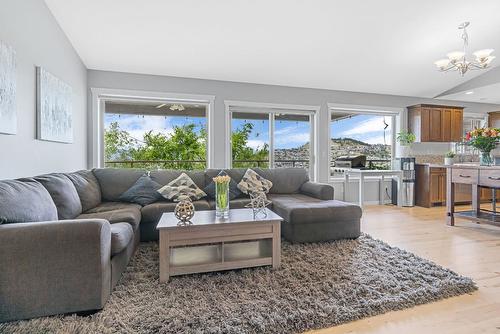 1623 Sunrise Road, Kelowna, BC - Indoor Photo Showing Living Room