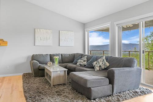 1623 Sunrise Road, Kelowna, BC - Indoor Photo Showing Living Room