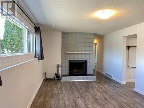 2653 Springfield Road, Kelowna, BC - Indoor Photo Showing Living Room With Fireplace