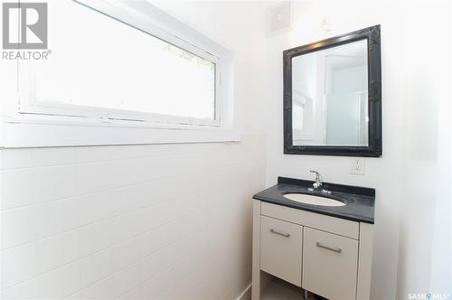 425 Montreal Street, Regina, SK - Indoor Photo Showing Bathroom