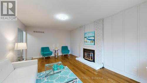 20 Elkpath Avenue, Toronto (St. Andrew-Windfields), ON - Indoor Photo Showing Living Room With Fireplace