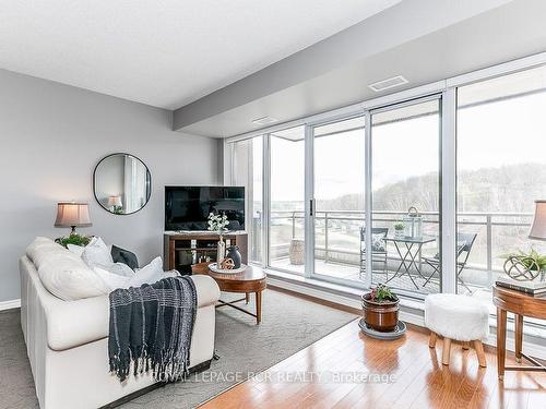 608-699 Aberdeen Blvd, Midland, ON - Indoor Photo Showing Living Room