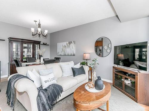 608-699 Aberdeen Blvd, Midland, ON - Indoor Photo Showing Living Room