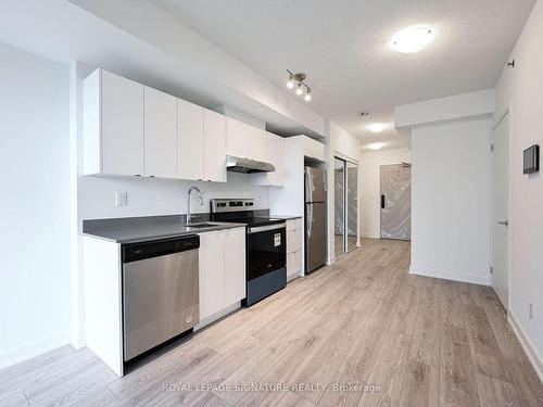 B801-3200 Dakota Common St, Burlington, ON - Indoor Photo Showing Kitchen