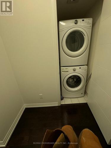 735 - 460 Adelaide Street E, Toronto, ON - Indoor Photo Showing Laundry Room