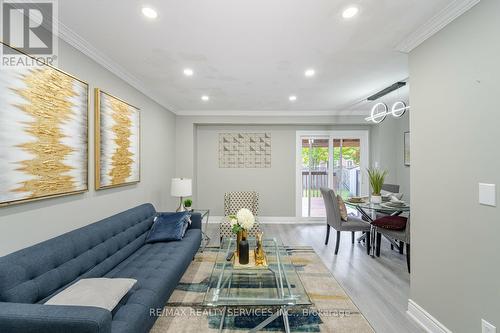 3524 Croatia Drive, Mississauga, ON - Indoor Photo Showing Living Room