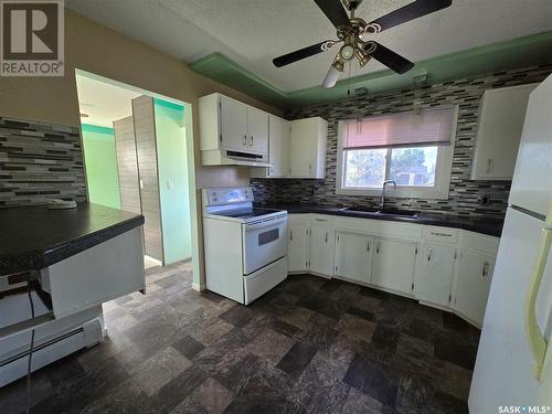 400 Sullivan Street, Stoughton, SK - Indoor Photo Showing Kitchen With Double Sink