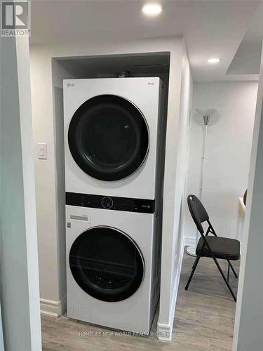 1004 - 117 Gerrard Street E, Toronto, ON - Indoor Photo Showing Laundry Room