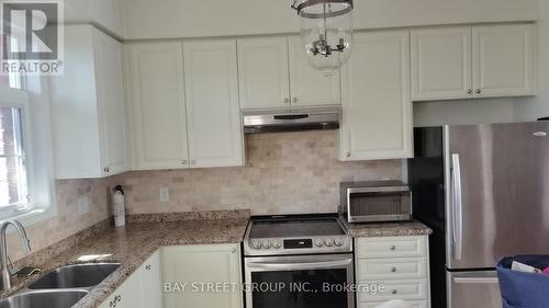 32 - 1701 Finch Avenue, Pickering, ON - Indoor Photo Showing Kitchen With Double Sink