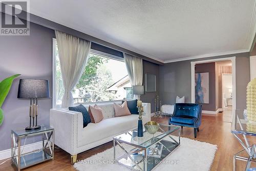 326 Jaybell Grove, Toronto, ON - Indoor Photo Showing Living Room