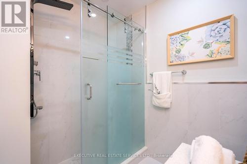 5 Goldsboro Road, Toronto, ON - Indoor Photo Showing Bathroom