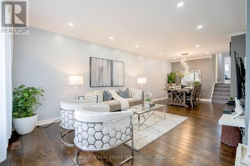 5 Goldsboro Road, Toronto, ON - Indoor Photo Showing Living Room