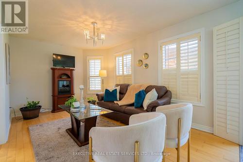 6 Maple Beach Crescent, Brampton, ON - Indoor Photo Showing Living Room