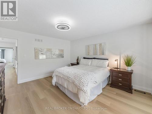 97 Edgewater Drive, Hamilton, ON - Indoor Photo Showing Bedroom