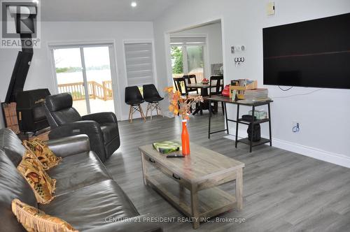 17 Cedar Bay Road, Kawartha Lakes, ON - Indoor Photo Showing Living Room