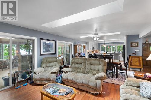 96 Suter Drive, Kawartha Lakes, ON - Indoor Photo Showing Living Room