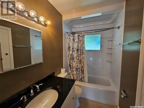 419 2Nd Avenue Se, Swift Current, SK - Indoor Photo Showing Bathroom