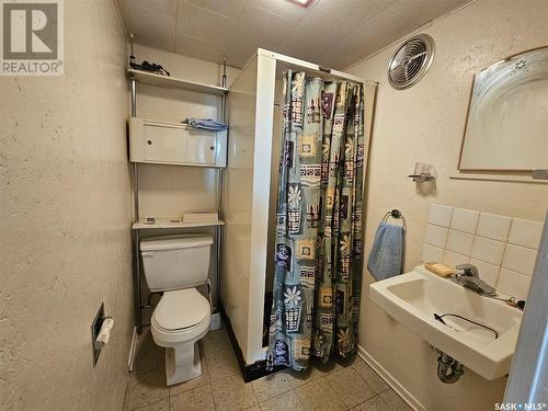 419 2Nd Avenue Se, Swift Current, SK - Indoor Photo Showing Bathroom