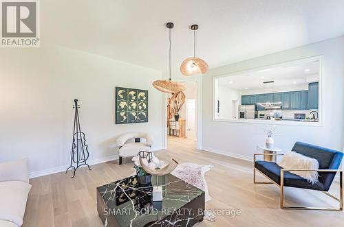 28 Jefferson Forest Drive, Richmond Hill, ON - Indoor Photo Showing Living Room