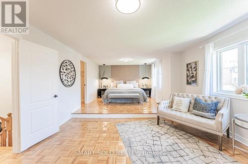 28 Jefferson Forest Drive, Richmond Hill, ON - Indoor Photo Showing Living Room