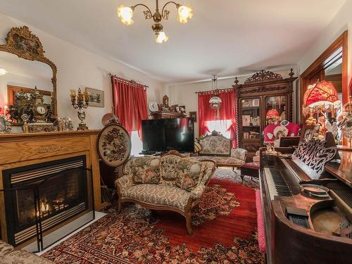 Salon - 17 Rue King, Huntingdon, QC - Indoor Photo Showing Living Room With Fireplace