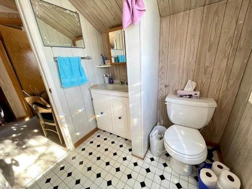 616 Eighteenth Avenue N, Kenora, ON - Indoor Photo Showing Bathroom