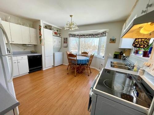 616 Eighteenth Avenue N, Kenora, ON - Indoor Photo Showing Kitchen With Double Sink