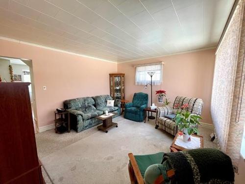 616 Eighteenth Avenue N, Kenora, ON - Indoor Photo Showing Living Room