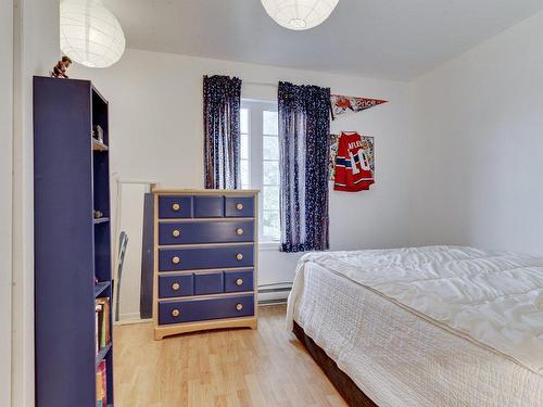 Chambre Ã Â coucher - 463 Rue De Berri, Laval (Pont-Viau), QC - Indoor Photo Showing Bedroom