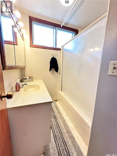 220 Ash Drive, Weyburn, SK - Indoor Photo Showing Bathroom