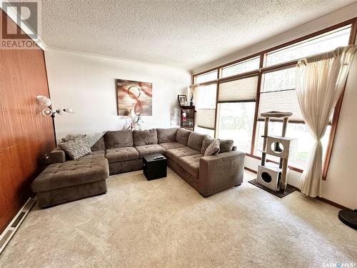 220 Ash Drive, Weyburn, SK - Indoor Photo Showing Living Room