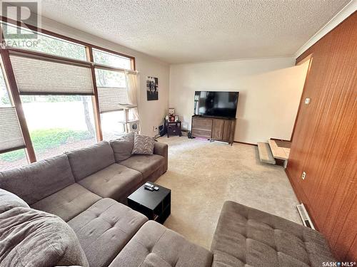 220 Ash Drive, Weyburn, SK - Indoor Photo Showing Living Room