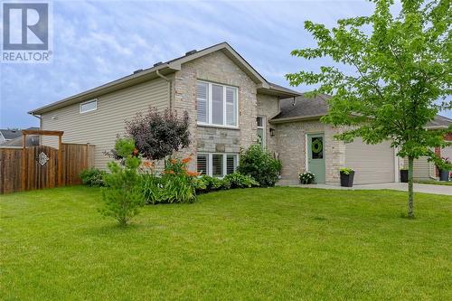 4052 Applewood Drive, Petrolia, ON - Outdoor