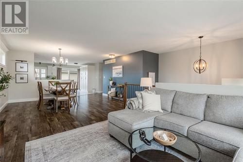 4052 Applewood Drive, Petrolia, ON - Indoor Photo Showing Living Room