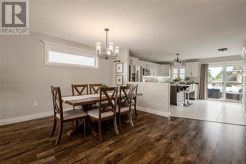 4052 Applewood Drive, Petrolia, ON - Indoor Photo Showing Dining Room