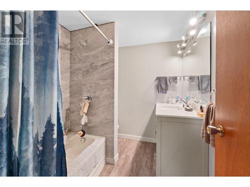 305 Cambie Road, Kelowna, BC - Indoor Photo Showing Bathroom