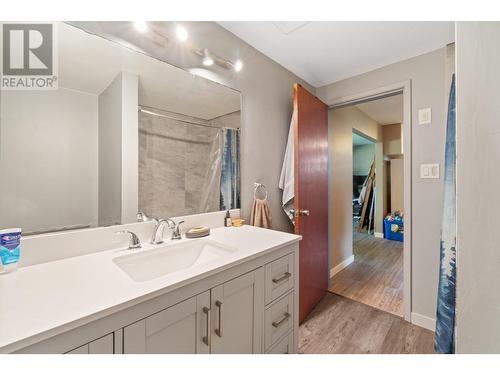 305 Cambie Road, Kelowna, BC - Indoor Photo Showing Bathroom