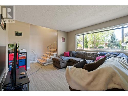 305 Cambie Road, Kelowna, BC - Indoor Photo Showing Living Room