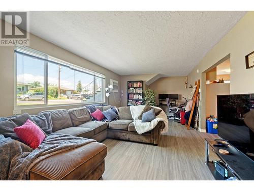 305 Cambie Road, Kelowna, BC - Indoor Photo Showing Living Room