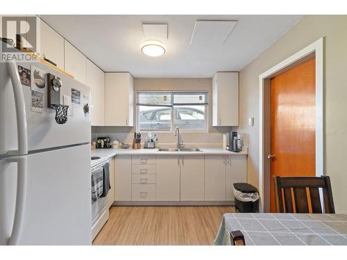 305 Cambie Road, Kelowna, BC - Indoor Photo Showing Kitchen With Double Sink