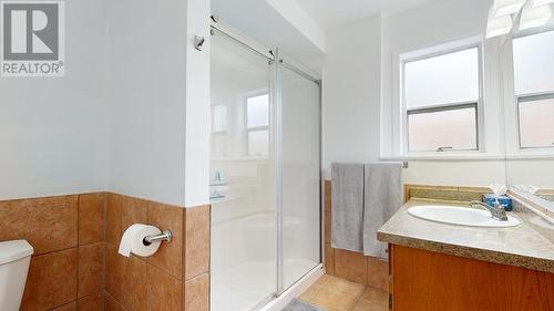 3838 15 Avenue, Vernon, BC - Indoor Photo Showing Bathroom