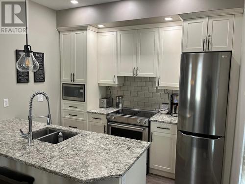 900 Bighorn Boulevard Unit# 919, Radium Hot Springs, BC - Indoor Photo Showing Kitchen With Double Sink With Upgraded Kitchen