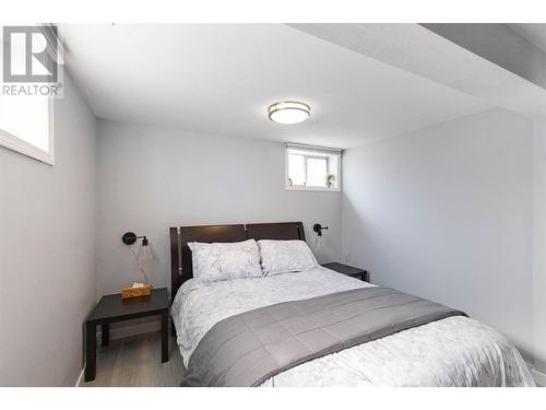 889 Cadder Avenue, Kelowna, BC - Indoor Photo Showing Bedroom