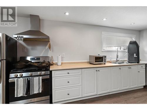 889 Cadder Avenue, Kelowna, BC - Indoor Photo Showing Kitchen With Double Sink