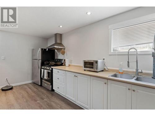 889 Cadder Avenue, Kelowna, BC - Indoor Photo Showing Kitchen With Double Sink