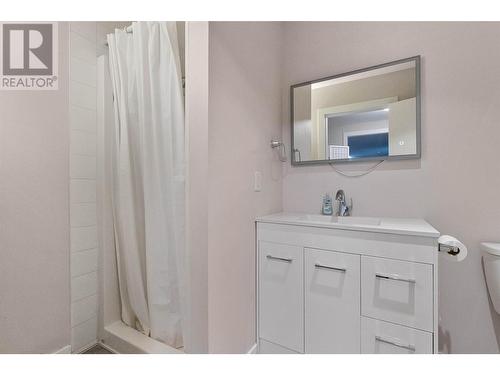 889 Cadder Avenue, Kelowna, BC - Indoor Photo Showing Bathroom