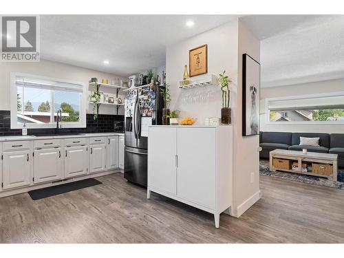 889 Cadder Avenue, Kelowna, BC - Indoor Photo Showing Kitchen