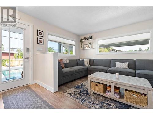 889 Cadder Avenue, Kelowna, BC - Indoor Photo Showing Living Room