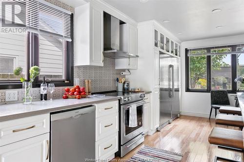 6725 Riverside Drive East, Windsor, ON - Indoor Photo Showing Kitchen With Upgraded Kitchen